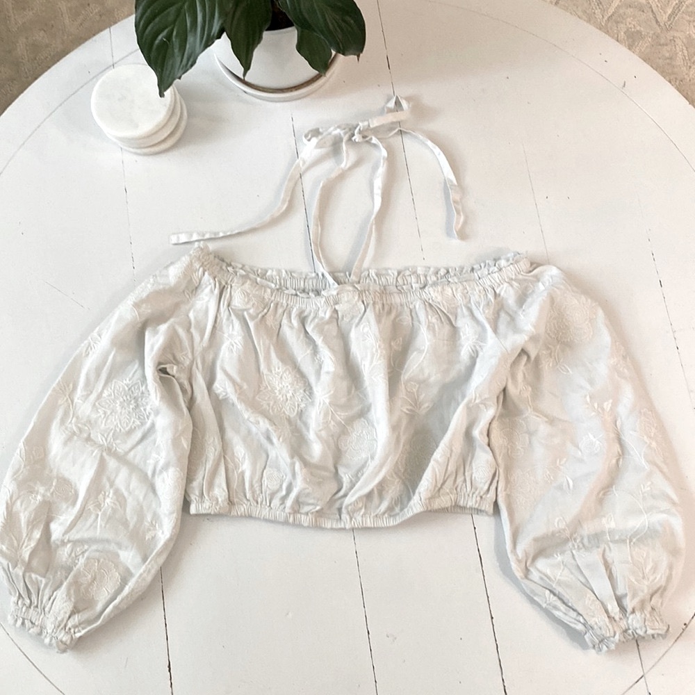 Intermix, cropped top, ties at neck, puffy sleeves, blue with white embroidery